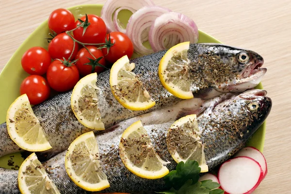 Förberett öring fisk med citron och grönsaker — Stockfoto