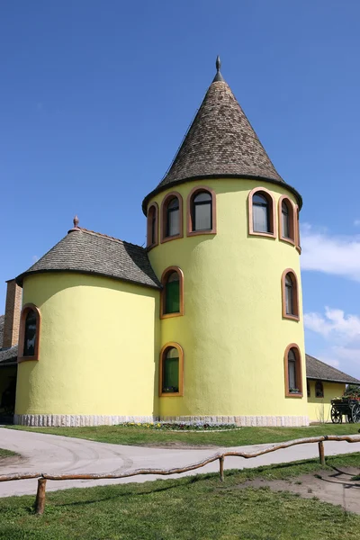 Torre amarela castelo antigo Sérvia Europa — Fotografia de Stock