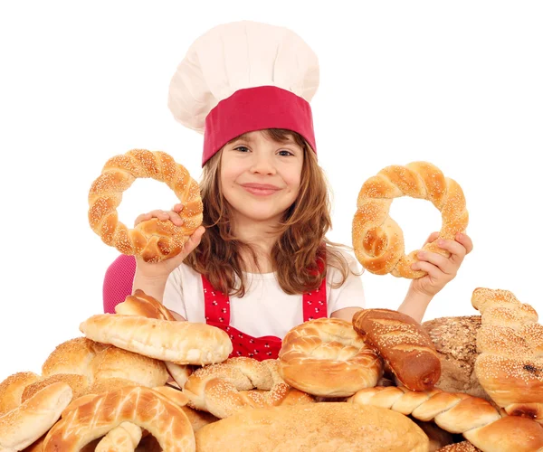 Felice bambina cuoco con pane panini e panini — Foto Stock