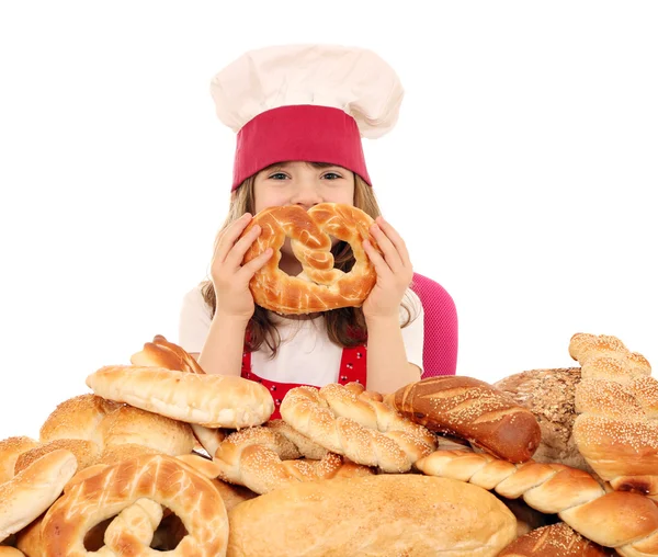 Feliz niña cocinero con pretzel —  Fotos de Stock