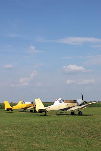 Dwa samoloty crop duster na lotnisku — Zdjęcie stockowe