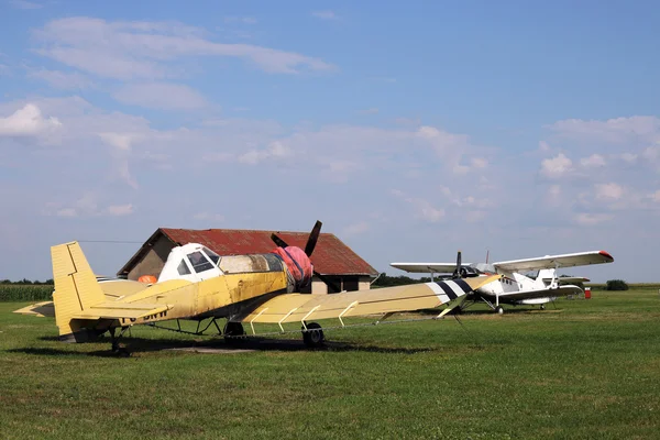 Aviones de cultivo de plumero en el campo de aviación —  Fotos de Stock