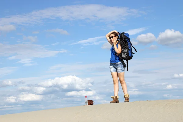 女孩徒步旅行者在沙漠中的背包 — 图库照片