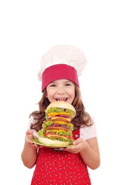 Mutlu küçük kız ile büyük hamburger yemek — Stok fotoğraf