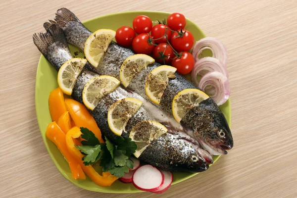 Pesce preparato con limone e verdure — Foto Stock