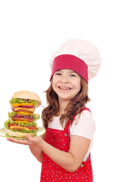Mutlu küçük kız ile büyük hamburger yemek — Stok fotoğraf