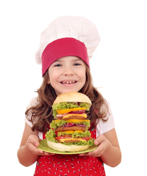 Glückliches kleines Mädchen kocht mit Hamburger — Stockfoto