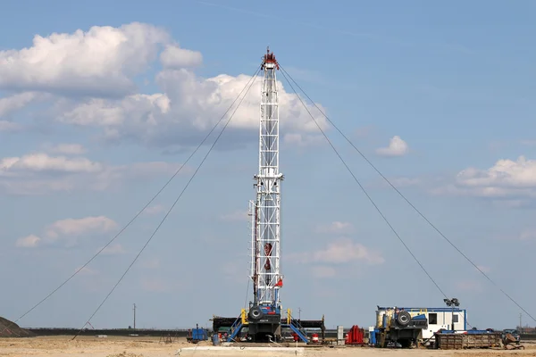 Equipamento de perfuração de petróleo no campo petrolífero — Fotografia de Stock