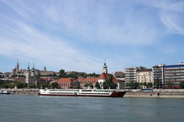 Budapest Danube eski binalar ve cruiser ile nehir