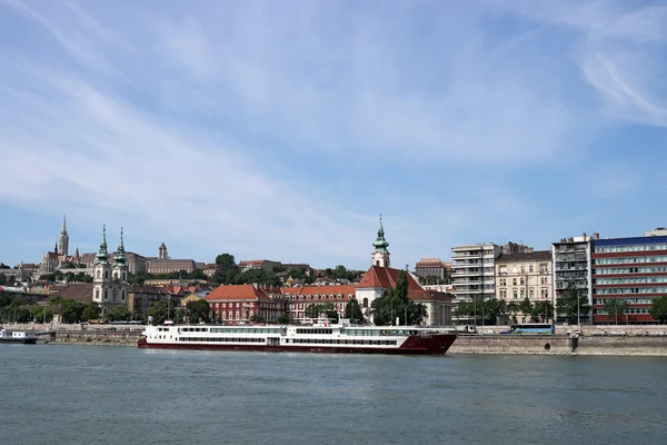 Δούναβη Βουδαπέστη δίπλα στο ποτάμι με παλιά κτίρια και ταχύπλοο σκάφος — Φωτογραφία Αρχείου