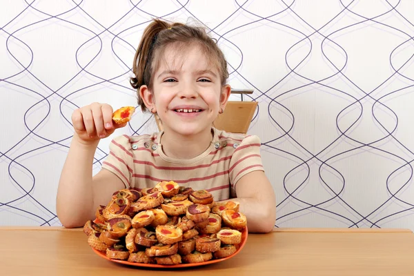 幸せな女の子を食べるブルスケッタ — ストック写真