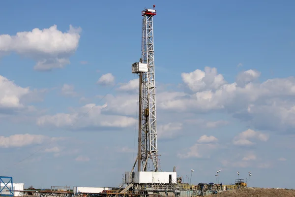 Land oil drilling rig on field — Stock Photo, Image