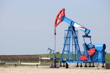 Petrol sahası iki petrol pompa jakına