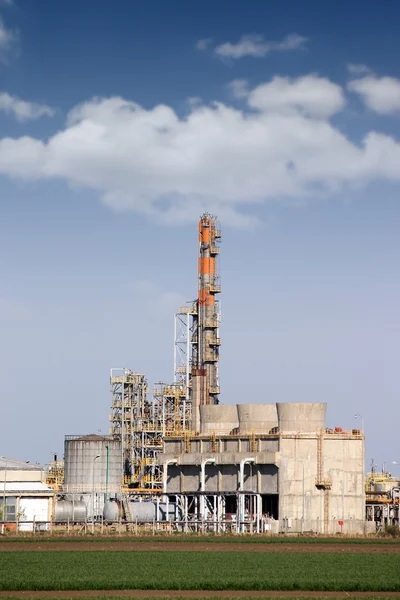 Planta petroquímica en la industria petrolera del campo —  Fotos de Stock