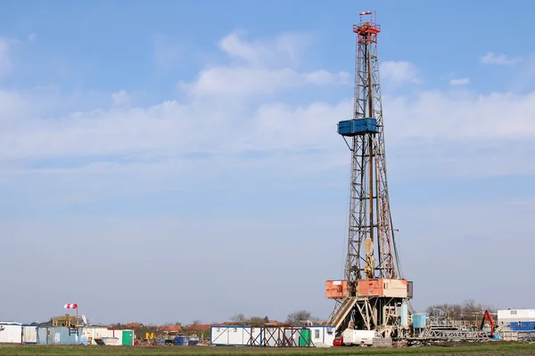 Oil drilling rig on field — Stock Photo, Image