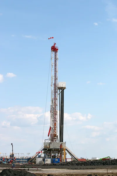 Land oil drilling rig on field — Stock Photo, Image