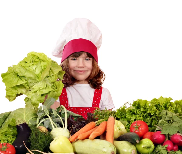 Malá holčička cook se zeleným salátem a zeleninou — Stock fotografie