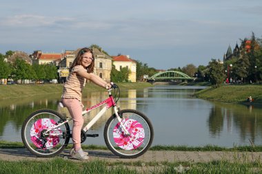 Bisiklet ile mutlu küçük kız