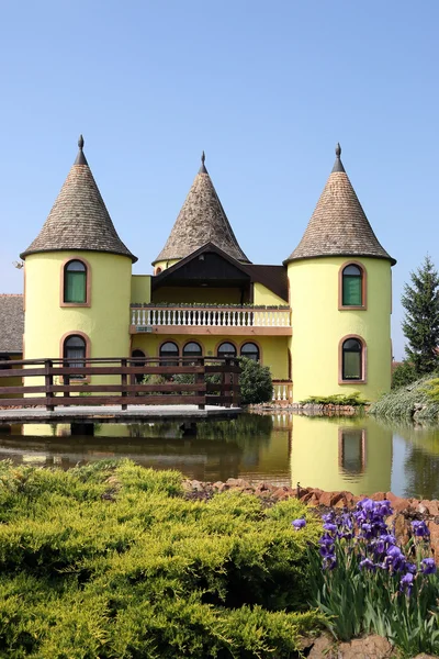 黄色城堡与池塘东欧塞尔维亚 — 图库照片