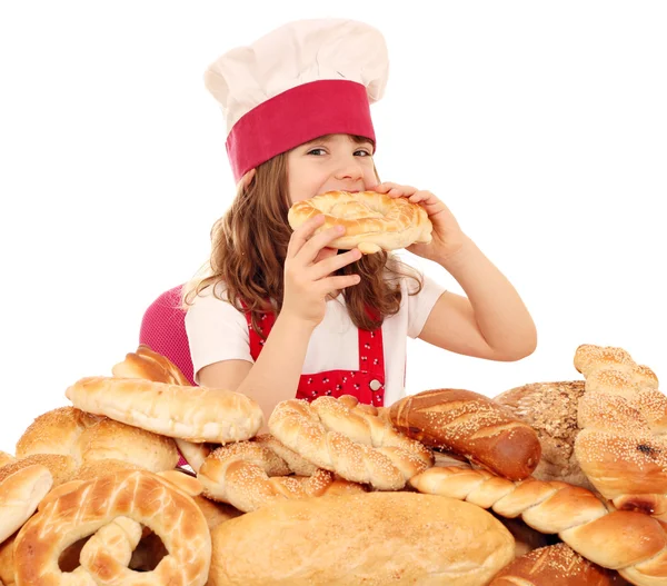 Fome menina cozinhar comer pretzel — Fotografia de Stock