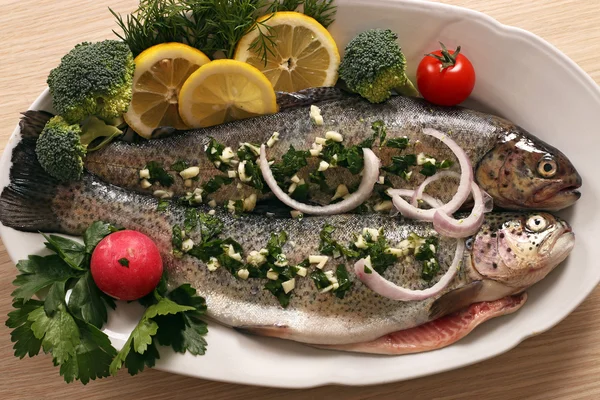 Ruwe forel vissen met salade — Stockfoto