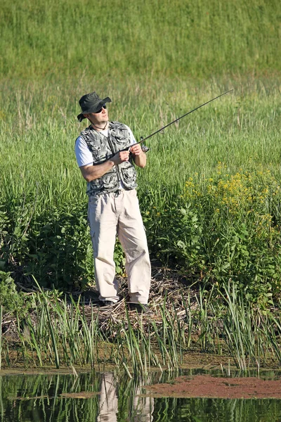 Fischer bereitet sich auf Fischfang auf dem Fluss vor — Stockfoto