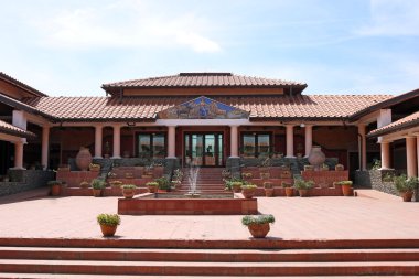 Çeşme ile eski Roma tarzı evi