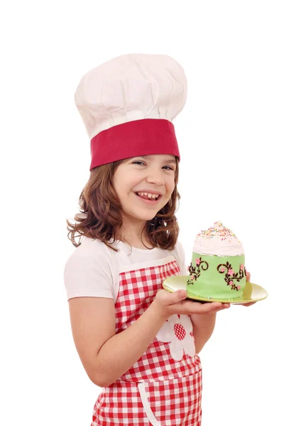 快乐的小女孩用大蛋糕做饭 — 图库照片