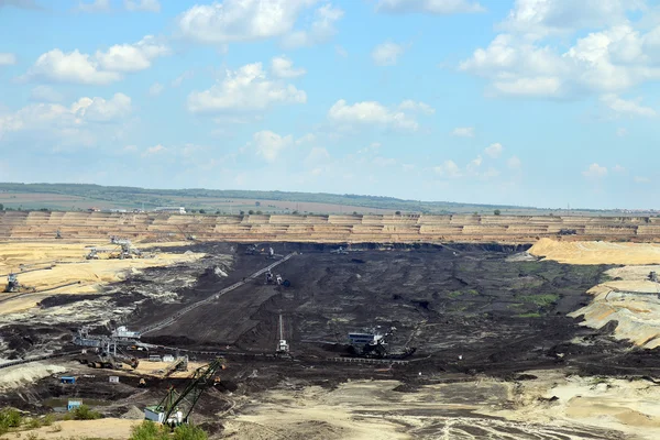 Mina de carbón a cielo abierto con excavadoras y maquinaria — Foto de Stock