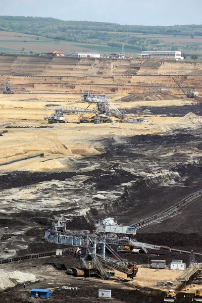 Mina de carbón a cielo abierto con excavadoras gigantes — Foto de Stock