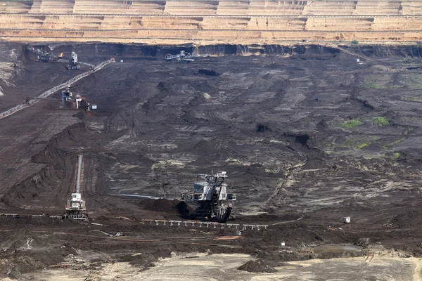 Excavadora excavación y minería en mina de carbón abierta — Foto de Stock