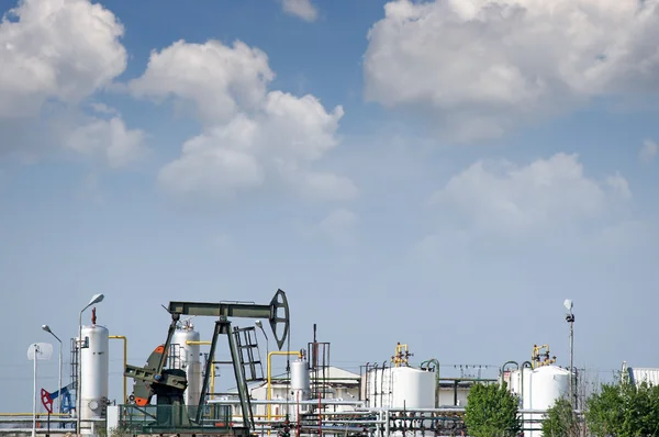 Oil pump jack and refinery on field — Stock Photo, Image