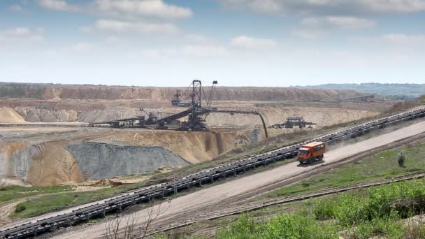 挖掘机和卡车一起打开坑煤矿 — 图库视频影像