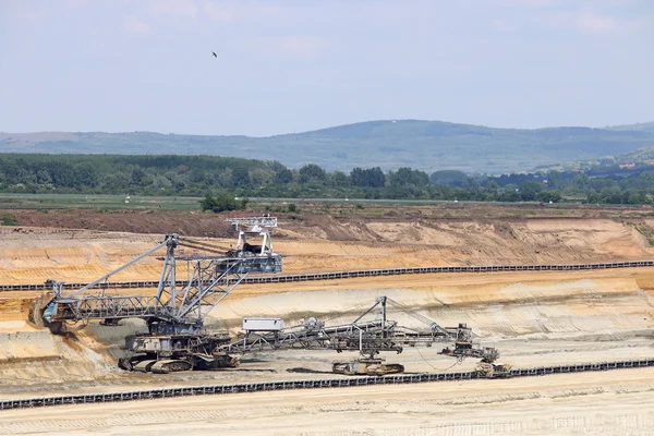 Penggali bekerja di tambang batu bara terbuka — Stok Foto