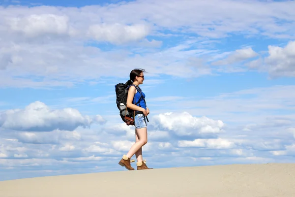 Girl with backpack hiking in desert — Stock Photo, Image