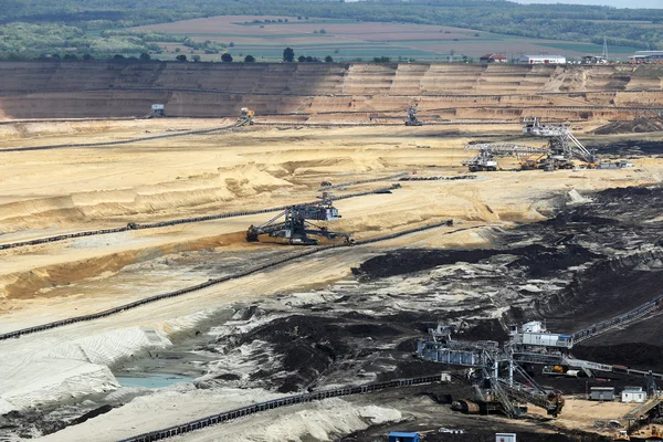 Excavadoras pesadas que trabajan en mina de carbón a cielo abierto — Foto de Stock