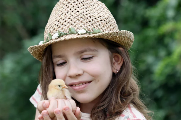 Красива маленька дівчинка і мила жовта курка — стокове фото