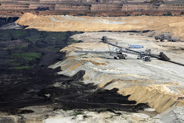 Excavadoras que trabajan en mina de carbón a cielo abierto — Foto de Stock