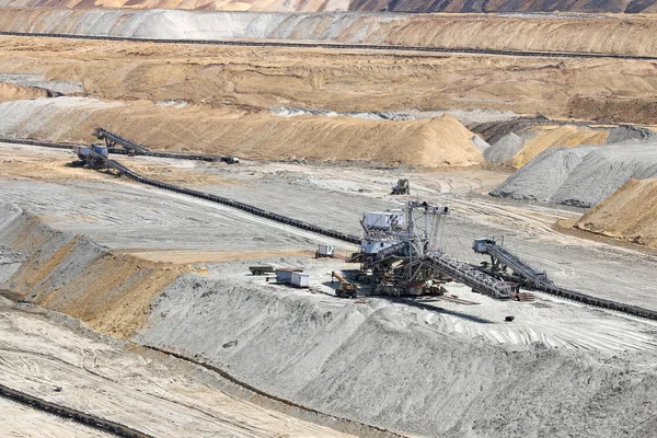 Mina de carbón a cielo abierto con excavadora — Foto de Stock