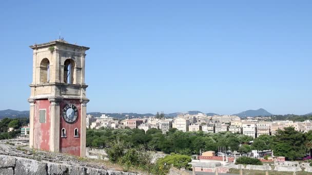 Torre del reloj en la antigua fortaleza con la ciudad vieja en el fondo Kerkyra Corfú Grecia — Vídeos de Stock