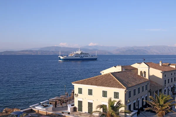 Ferry boat sailing near old Corfu town Greece — Stock fotografie