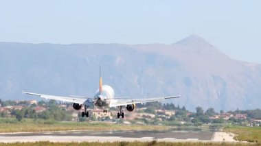 Uçak havaalanına iniyor.