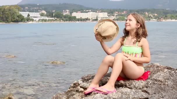 Niña feliz en vacaciones de verano — Vídeo de stock