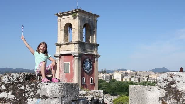 Felice bambina sventolando con bandiera greca — Video Stock