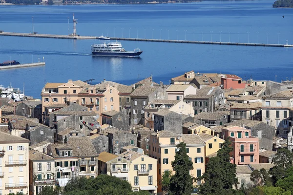 Oude Corfu stad en ferry boot Griekenland — Stockfoto