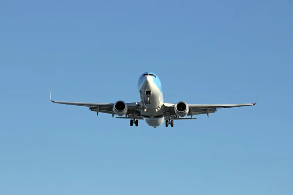 Vliegtuig landing op de luchthaven — Stockfoto