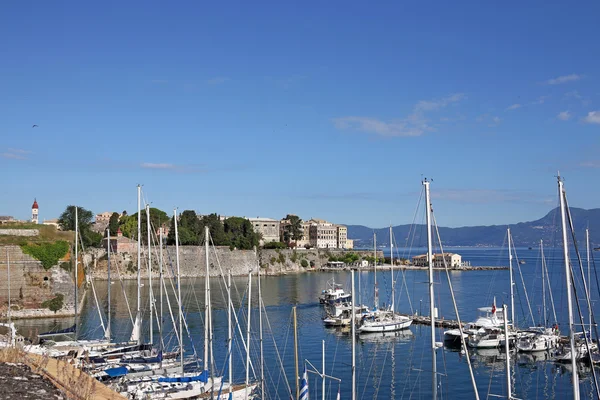 Corfu town kikötő, jacht és vitorlás — Stock Fotó