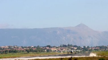 Corfu Yunanistan havaalanından kalktıktan uçak