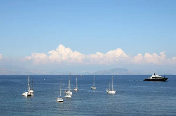 Парусники и роскошная яхта Corfu Greece — стоковое фото