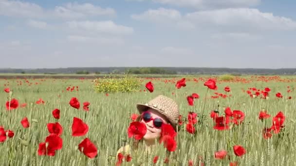 양 귀 비 꽃 바람 녹색 밀밭에서 행복 한 어린 소녀 — 비디오